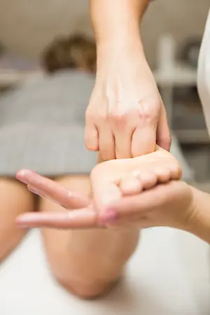 Terapia física en Ocoyoaca, Vida y salud por Dra Liliana Duarte, aplicando fisioterapia para el tratamiento de lesiones y dolores musculares